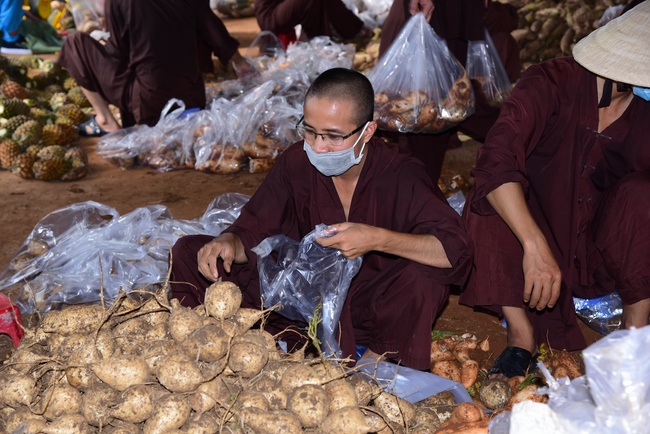 Chùa Hoằng Pháp: Tiếp tục hỗ trợ người dân khó khăn trong đại dịch Covid (đợt 8)